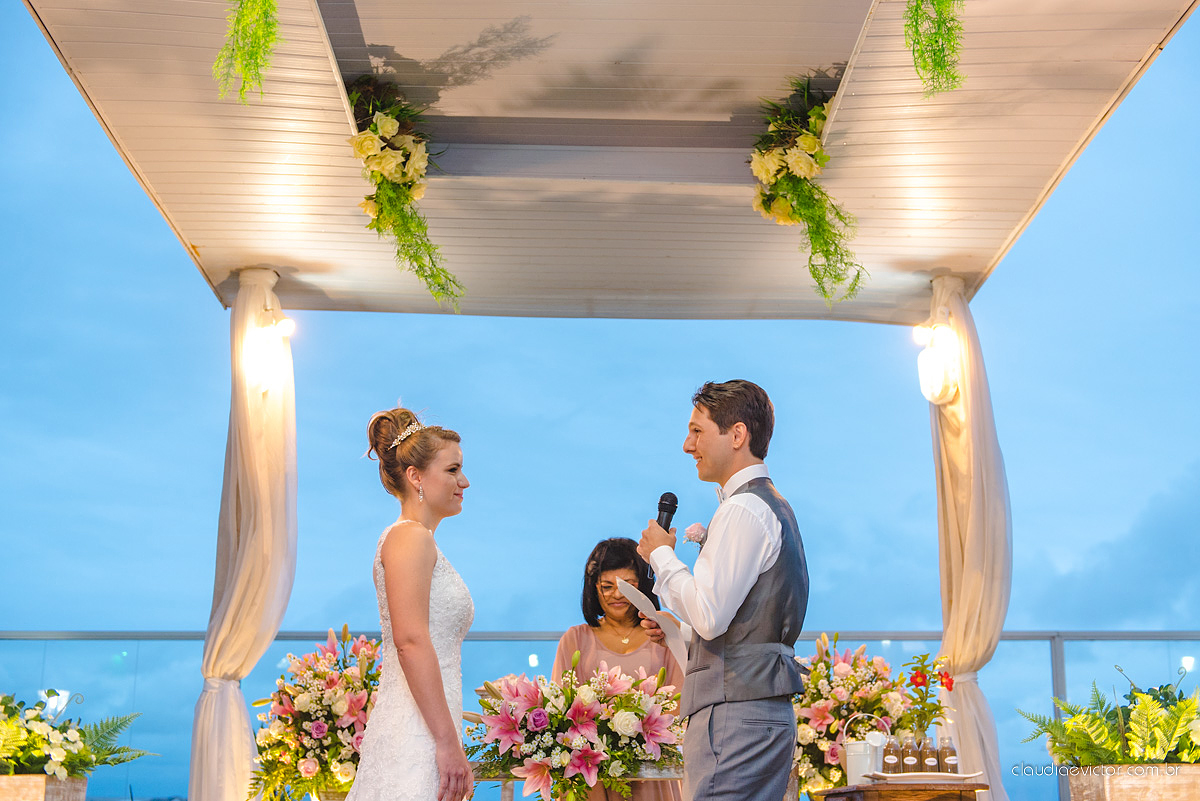 Lindo casamento realizado no cerimonial Casa di Lucca praia com noivo e noiva e vestido de noivo, cachorrinhos e pista de dança por fotógrafos de casamento de Vila Velha fotógrafos de casamento de Vitória fotógrafos de casamento de Serra ES