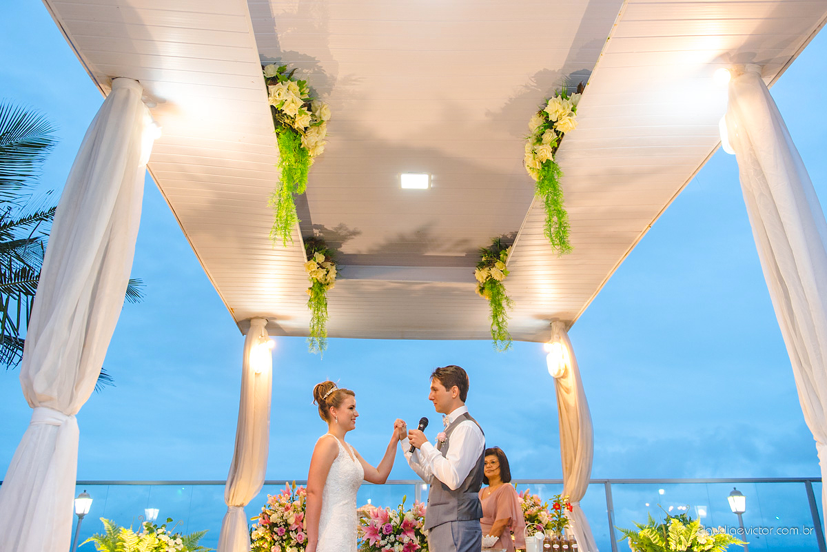 Lindo casamento realizado no cerimonial Casa di Lucca praia com noivo e noiva e vestido de noivo, cachorrinhos e pista de dança por fotógrafos de casamento de Vila Velha fotógrafos de casamento de Vitória fotógrafos de casamento de Serra ES