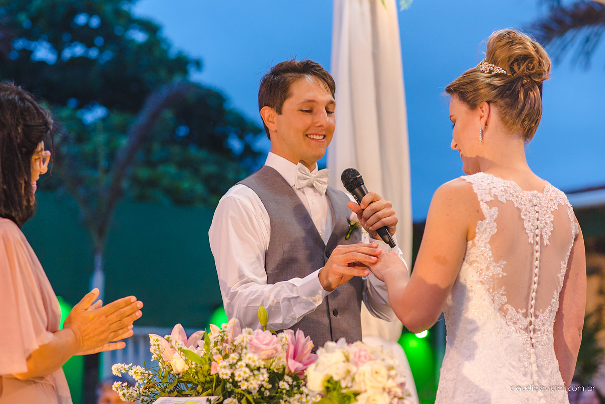 Lindo casamento realizado no cerimonial Casa di Lucca praia com noivo e noiva e vestido de noivo, cachorrinhos e pista de dança por fotógrafos de casamento de Vila Velha fotógrafos de casamento de Vitória fotógrafos de casamento de Serra ES