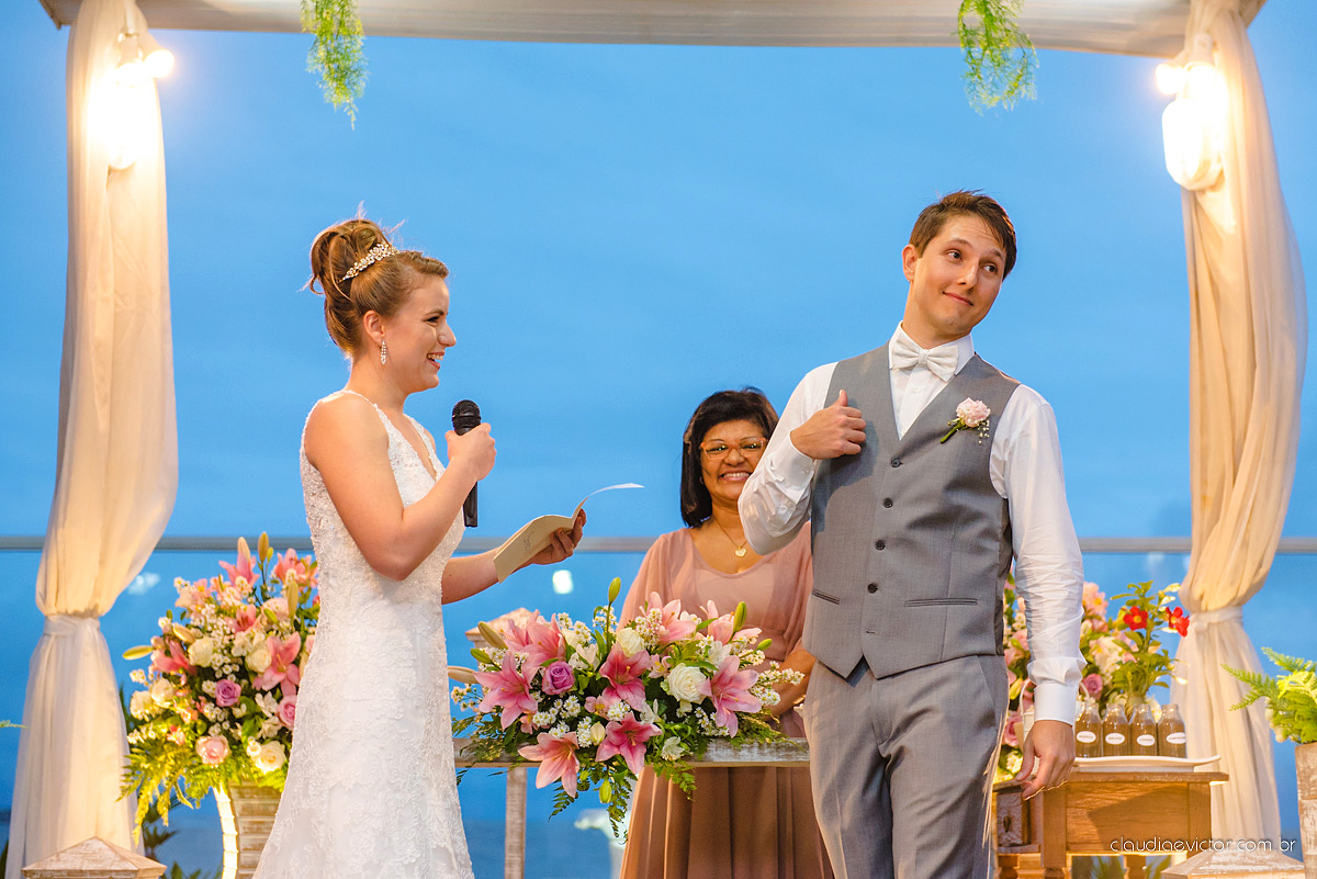 Lindo casamento realizado no cerimonial Casa di Lucca praia com noivo e noiva e vestido de noivo, cachorrinhos e pista de dança por fotógrafos de casamento de Vila Velha fotógrafos de casamento de Vitória fotógrafos de casamento de Serra ES
