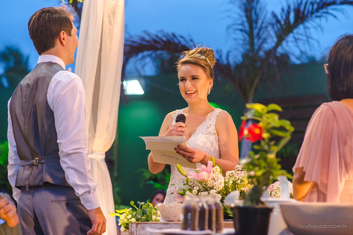Lindo casamento realizado no cerimonial Casa di Lucca praia com noivo e noiva e vestido de noivo, cachorrinhos e pista de dança por fotógrafos de casamento de Vila Velha fotógrafos de casamento de Vitória fotógrafos de casamento de Serra ES