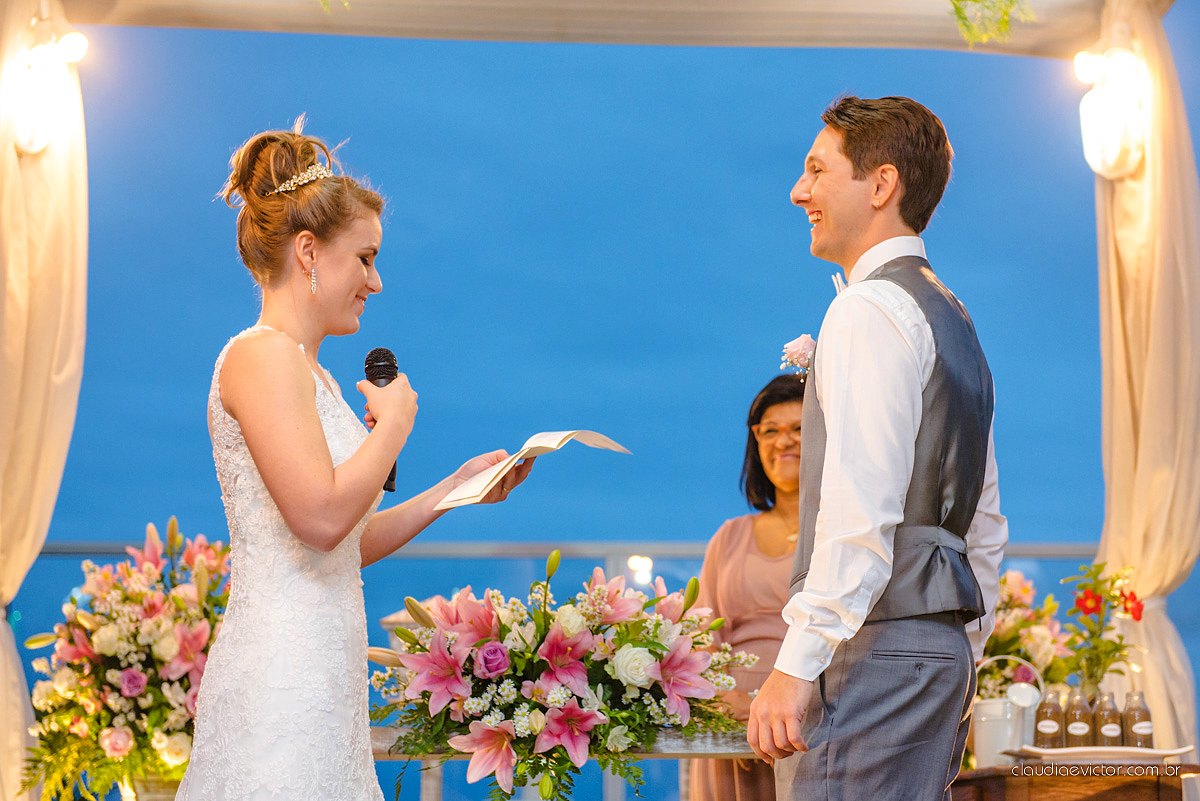 Lindo casamento realizado no cerimonial Casa di Lucca praia com noivo e noiva e vestido de noivo, cachorrinhos e pista de dança por fotógrafos de casamento de Vila Velha fotógrafos de casamento de Vitória fotógrafos de casamento de Serra ES