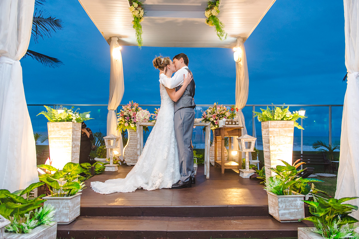 Lindo casamento realizado no cerimonial Casa di Lucca praia com noivo e noiva e vestido de noivo, cachorrinhos e pista de dança por fotógrafos de casamento de Vila Velha fotógrafos de casamento de Vitória fotógrafos de casamento de Serra ES