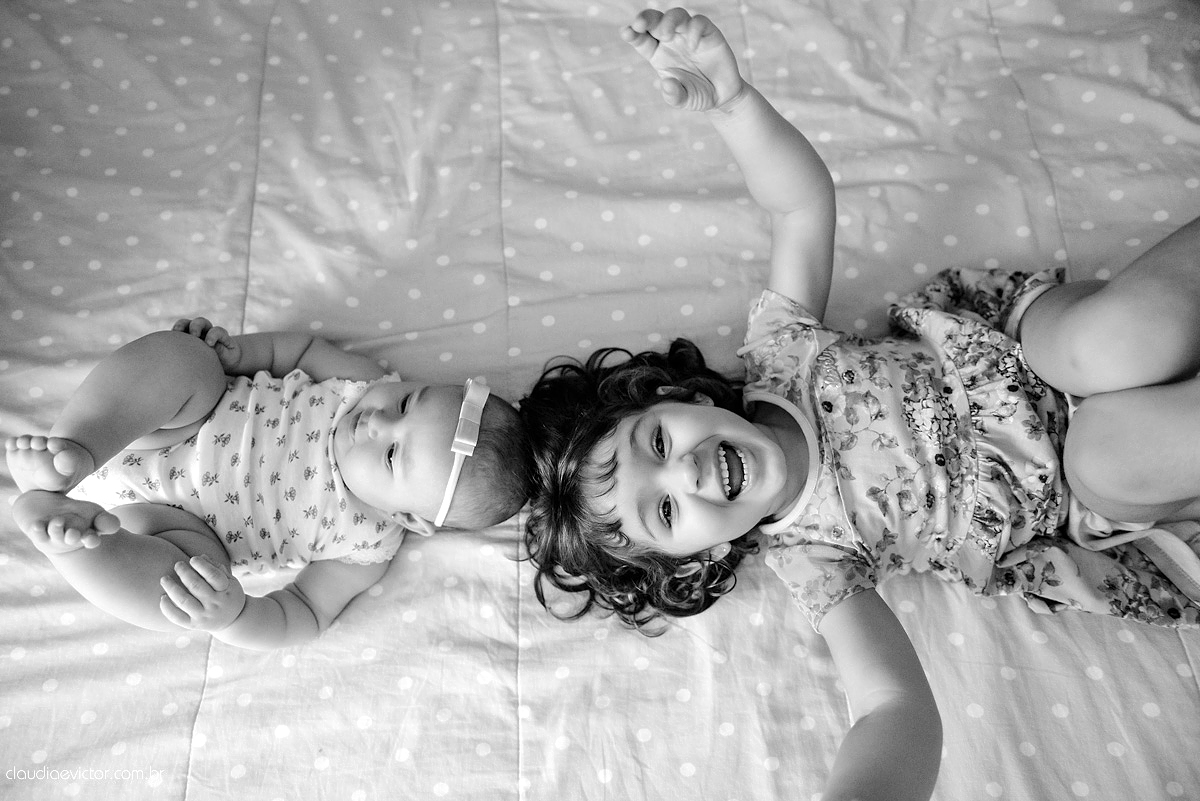Lindo lifestyle realizado na serra por fotógrafos de casamento de vila velha fotógrafos de casamento de Vitória fotógrafos de casamento de Serra Espirito Santo ES com bebê e sua irmãzinha tomando banho e dormindo