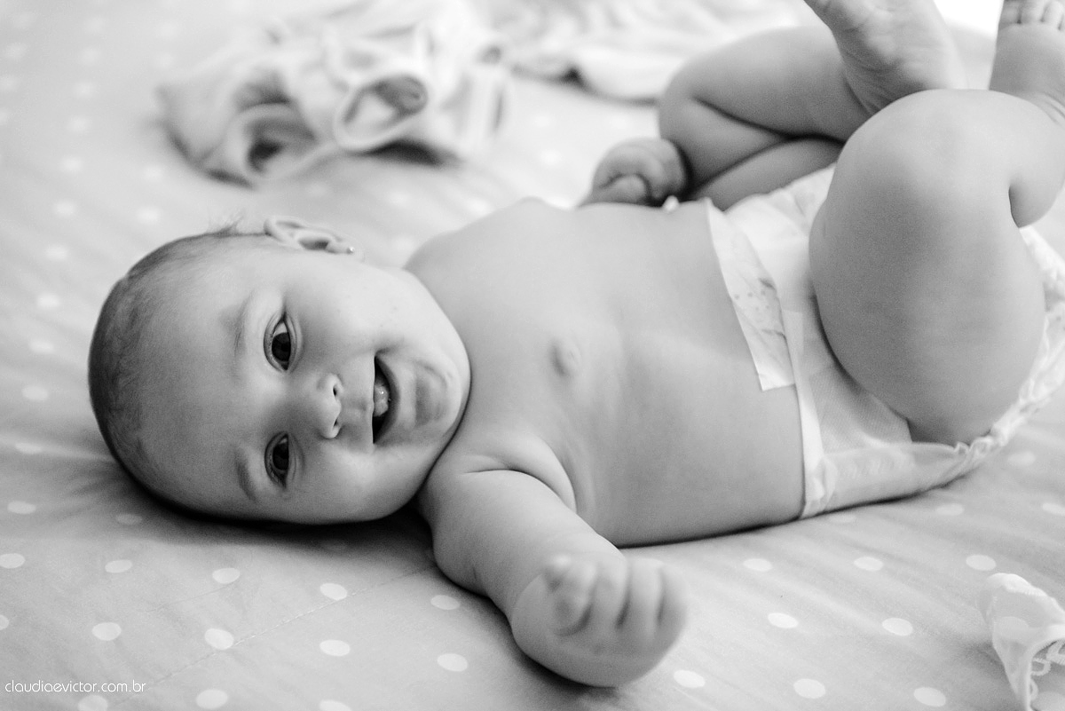 Lindo lifestyle realizado na serra por fotógrafos de casamento de vila velha fotógrafos de casamento de Vitória fotógrafos de casamento de Serra Espirito Santo ES com bebê e sua irmãzinha tomando banho e dormindo