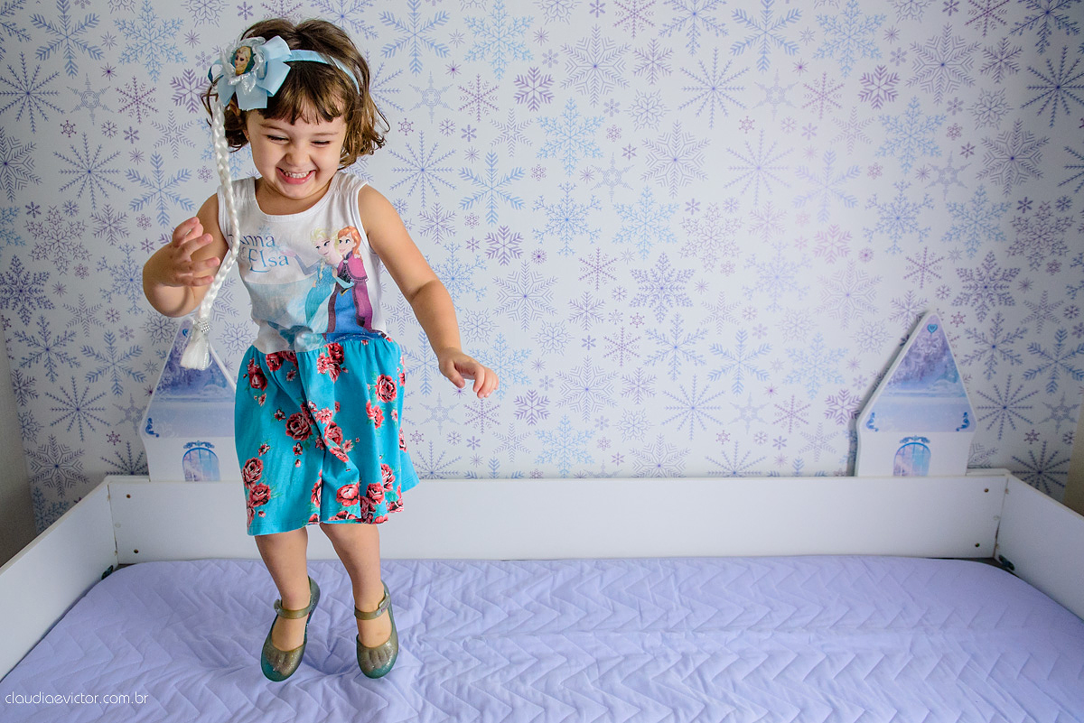Lindo lifestyle realizado na serra por fotógrafos de casamento de vila velha fotógrafos de casamento de Vitória fotógrafos de casamento de Serra Espirito Santo ES com bebê e sua irmãzinha tomando banho e dormindo