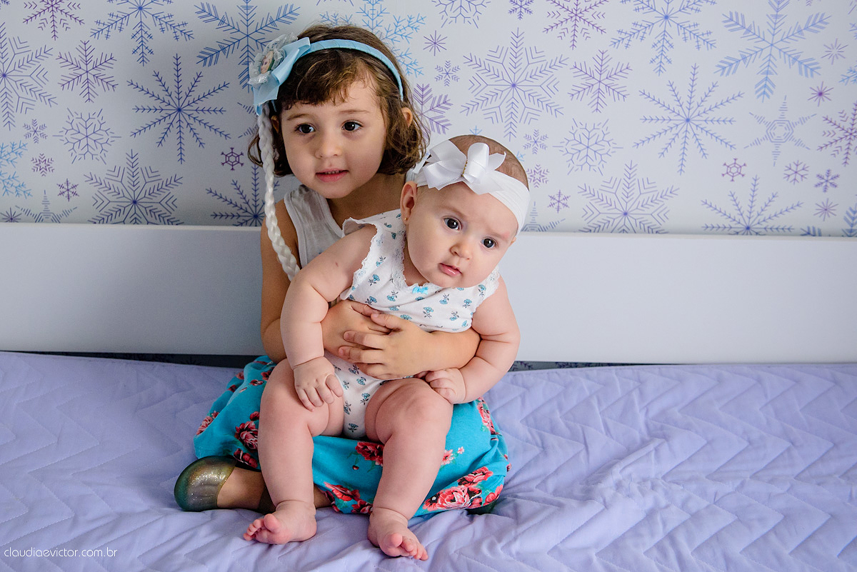 Lindo lifestyle realizado na serra por fotógrafos de casamento de vila velha fotógrafos de casamento de Vitória fotógrafos de casamento de Serra Espirito Santo ES com bebê e sua irmãzinha tomando banho e dormindo