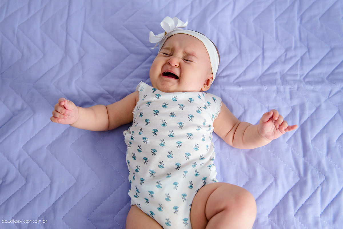 Lindo lifestyle realizado na serra por fotógrafos de casamento de vila velha fotógrafos de casamento de Vitória fotógrafos de casamento de Serra Espirito Santo ES com bebê e sua irmãzinha tomando banho e dormindo