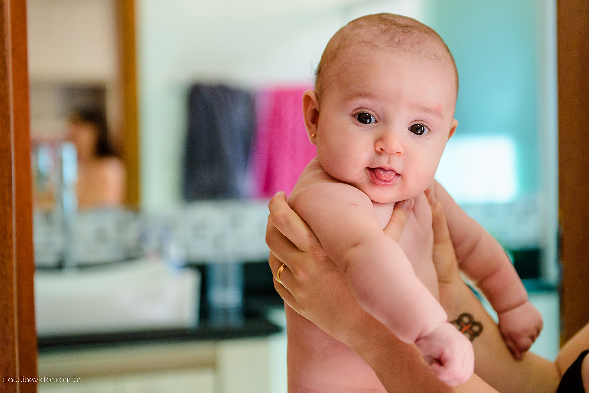 Lindo lifestyle realizado na serra por fotógrafos de casamento de vila velha fotógrafos de casamento de Vitória fotógrafos de casamento de Serra Espirito Santo ES com bebê e sua irmãzinha tomando banho e dormindo