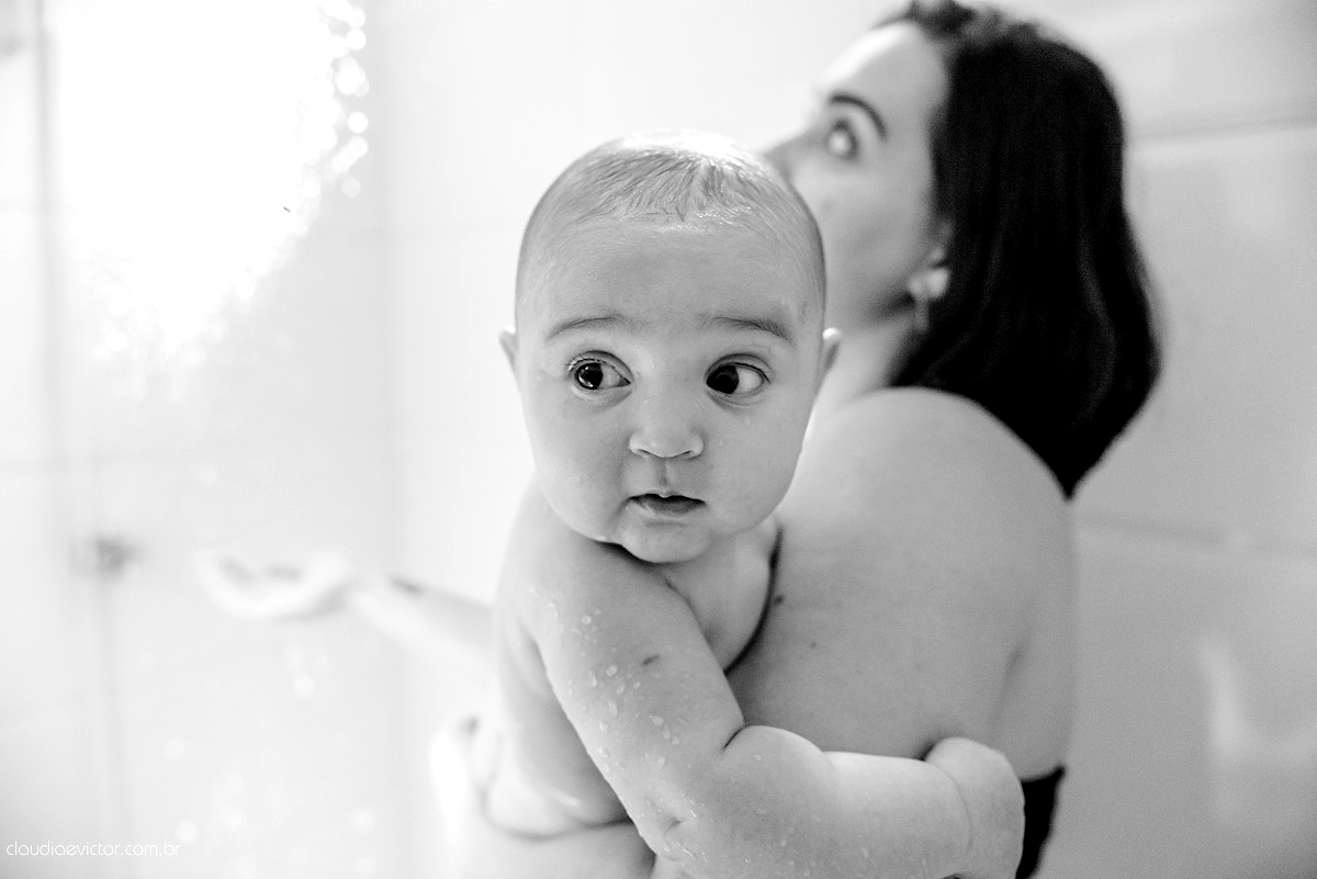 Lindo lifestyle realizado na serra por fotógrafos de casamento de vila velha fotógrafos de casamento de Vitória fotógrafos de casamento de Serra Espirito Santo ES com bebê e sua irmãzinha tomando banho e dormindo