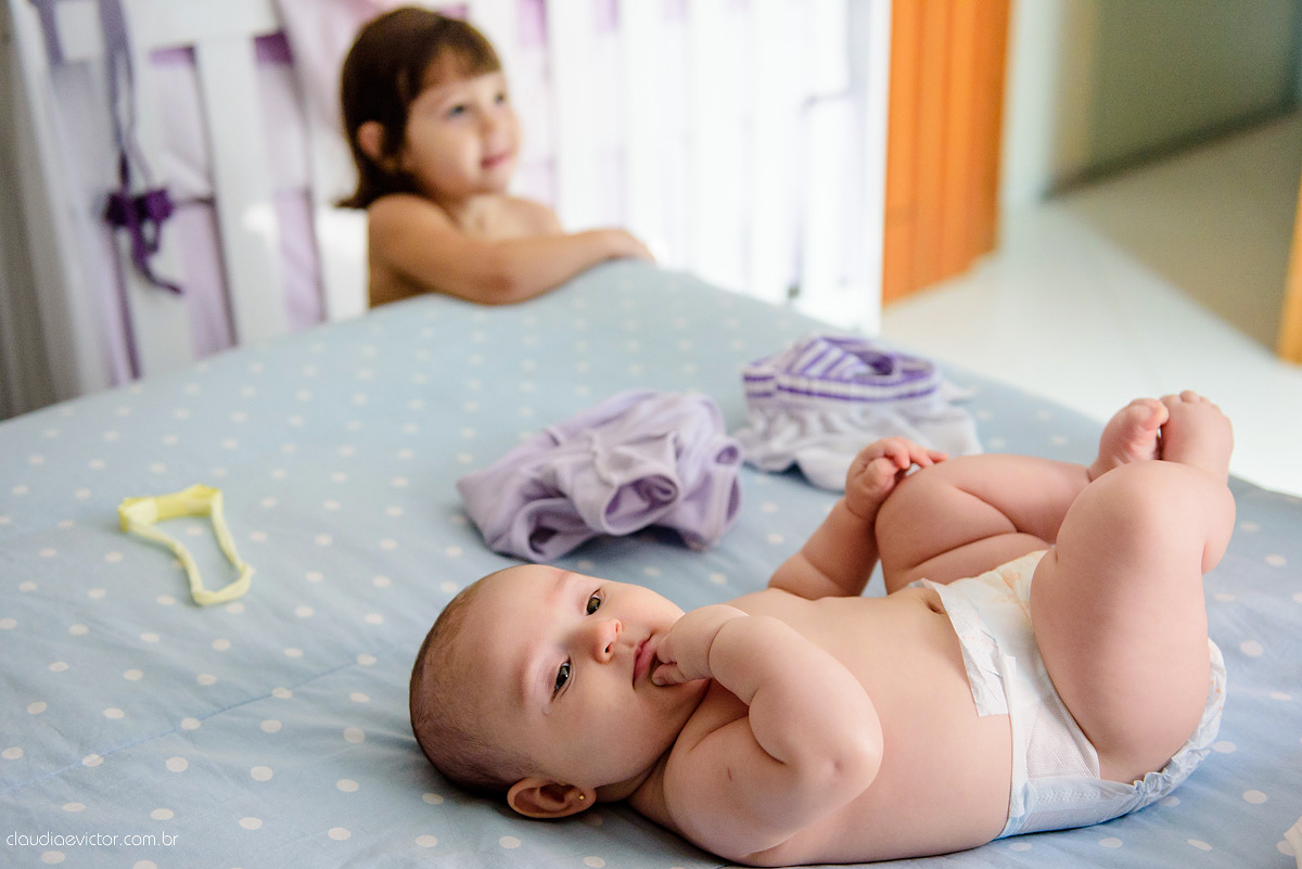 Lindo lifestyle realizado na serra por fotógrafos de casamento de vila velha fotógrafos de casamento de Vitória fotógrafos de casamento de Serra Espirito Santo ES com bebê e sua irmãzinha tomando banho e dormindo