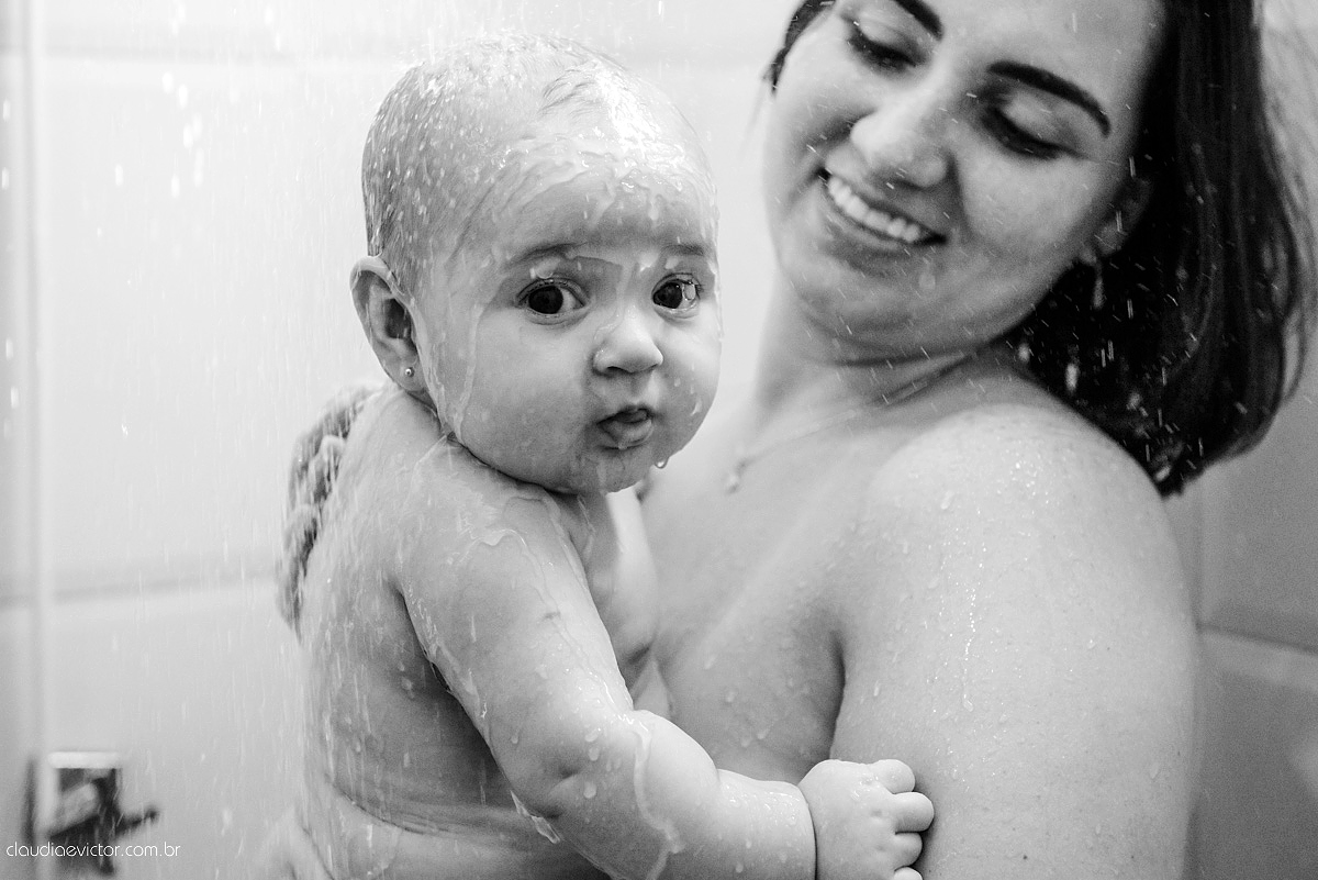 Lindo lifestyle realizado na serra por fotógrafos de casamento de vila velha fotógrafos de casamento de Vitória fotógrafos de casamento de Serra Espirito Santo ES com bebê e sua irmãzinha tomando banho e dormindo