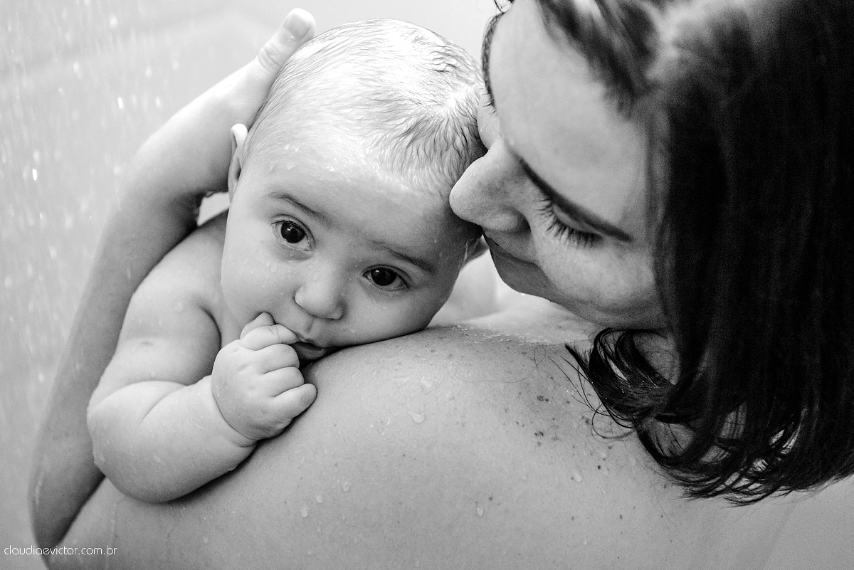 Lindo lifestyle realizado na serra por fotógrafos de casamento de vila velha fotógrafos de casamento de Vitória fotógrafos de casamento de Serra Espirito Santo ES com bebê e sua irmãzinha tomando banho e dormindo