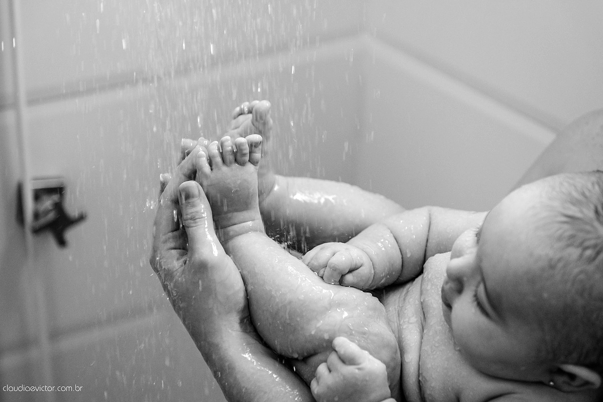 Lindo lifestyle realizado na serra por fotógrafos de casamento de vila velha fotógrafos de casamento de Vitória fotógrafos de casamento de Serra Espirito Santo ES com bebê e sua irmãzinha tomando banho e dormindo
