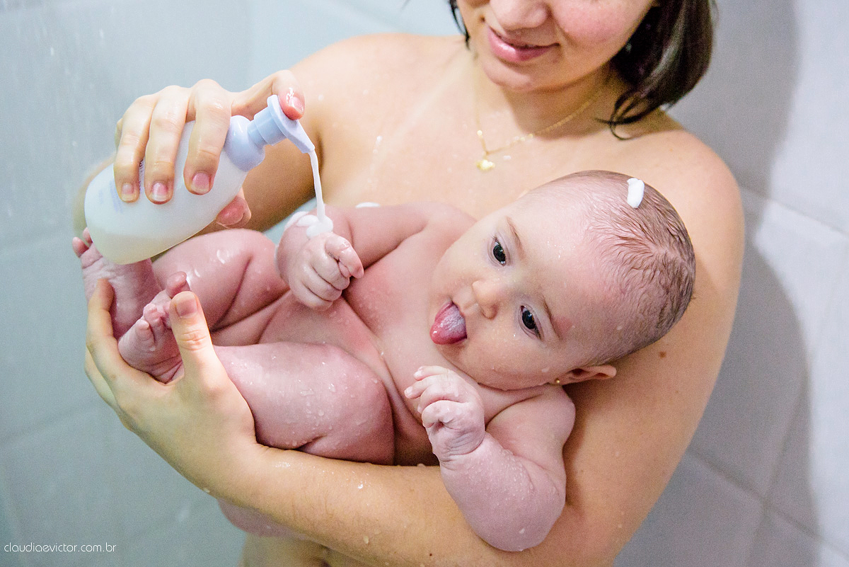 Lindo lifestyle realizado na serra por fotógrafos de casamento de vila velha fotógrafos de casamento de Vitória fotógrafos de casamento de Serra Espirito Santo ES com bebê e sua irmãzinha tomando banho e dormindo