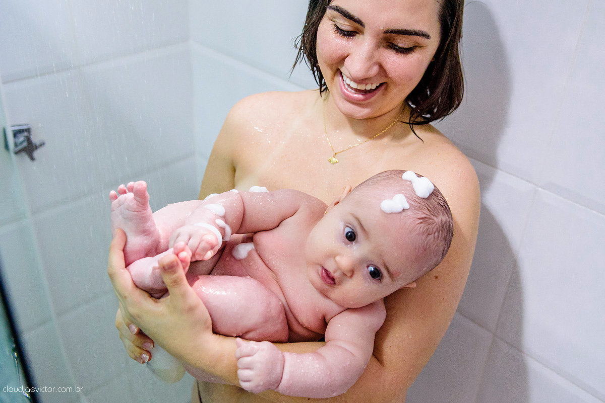 Lindo lifestyle realizado na serra por fotógrafos de casamento de vila velha fotógrafos de casamento de Vitória fotógrafos de casamento de Serra Espirito Santo ES com bebê e sua irmãzinha tomando banho e dormindo