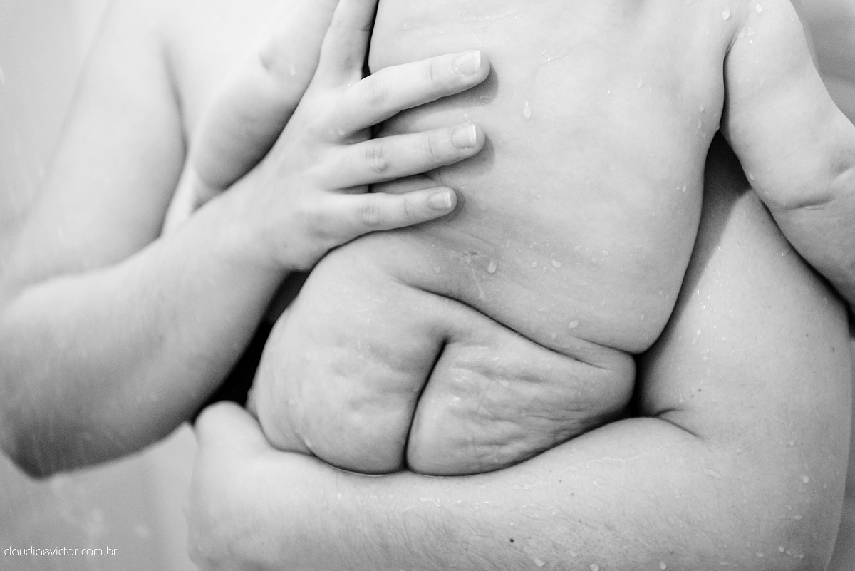 Lindo lifestyle realizado na serra por fotógrafos de casamento de vila velha fotógrafos de casamento de Vitória fotógrafos de casamento de Serra Espirito Santo ES com bebê e sua irmãzinha tomando banho e dormindo