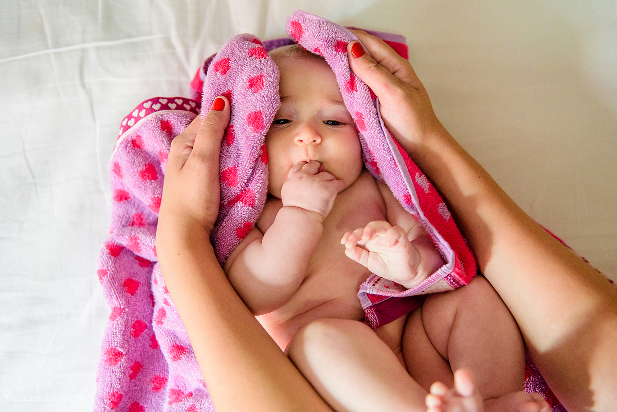 Lindo lifestyle realizado na serra por fotógrafos de casamento de vila velha fotógrafos de casamento de Vitória fotógrafos de casamento de Serra Espirito Santo ES com bebê e sua irmãzinha tomando banho e dormindo