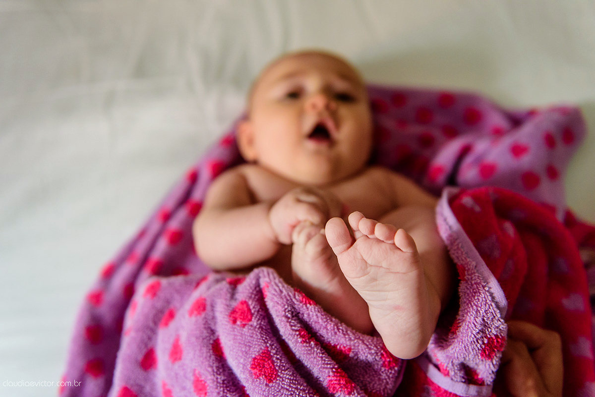 Lindo lifestyle realizado na serra por fotógrafos de casamento de vila velha fotógrafos de casamento de Vitória fotógrafos de casamento de Serra Espirito Santo ES com bebê e sua irmãzinha tomando banho e dormindo