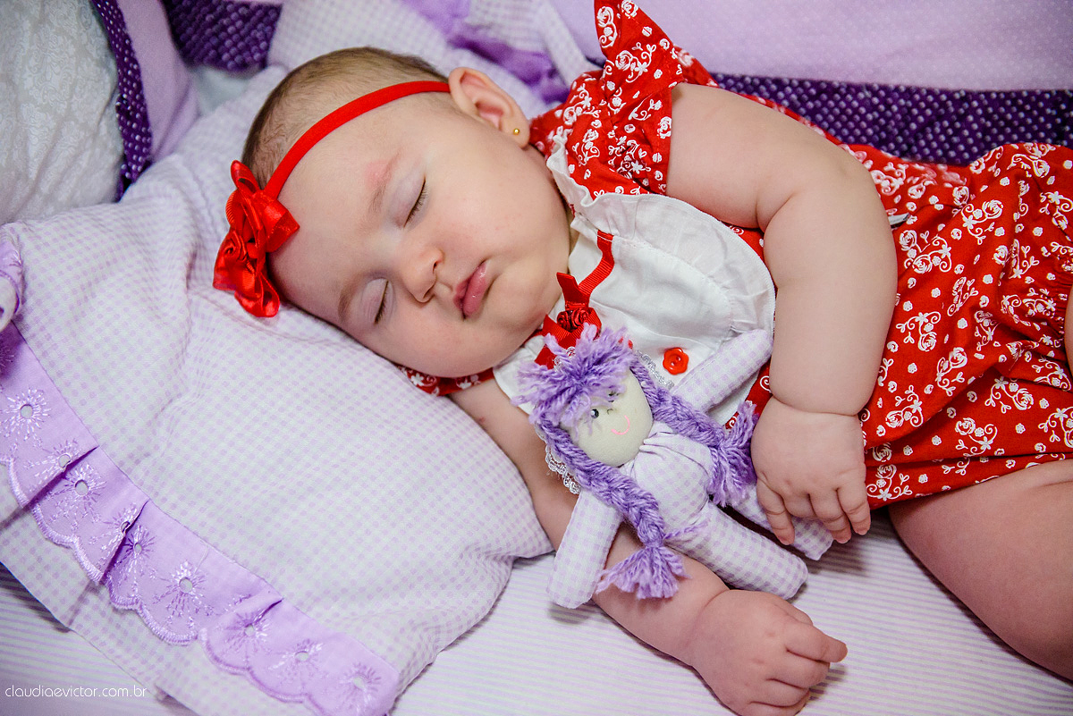 Lindo lifestyle realizado na serra por fotógrafos de casamento de vila velha fotógrafos de casamento de Vitória fotógrafos de casamento de Serra Espirito Santo ES com bebê e sua irmãzinha tomando banho e dormindo