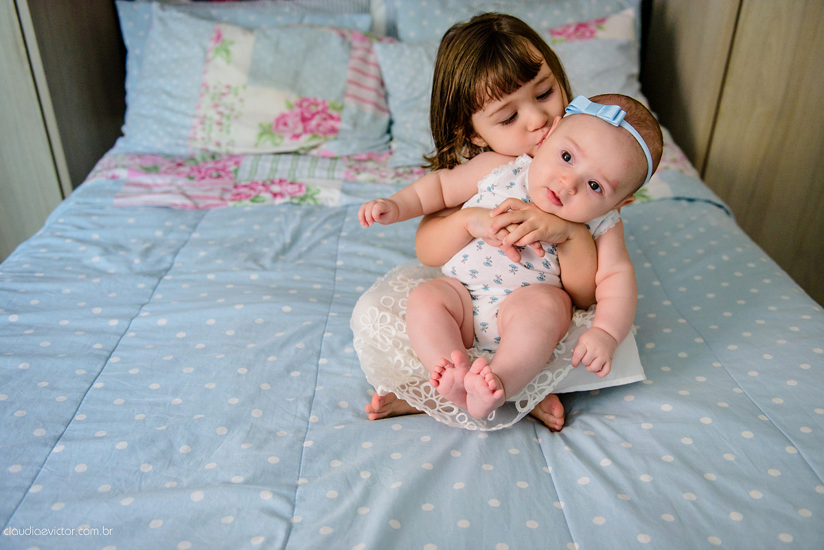 Lindo lifestyle realizado na serra por fotógrafos de casamento de vila velha fotógrafos de casamento de Vitória fotógrafos de casamento de Serra Espirito Santo ES com bebê e sua irmãzinha tomando banho e dormindo