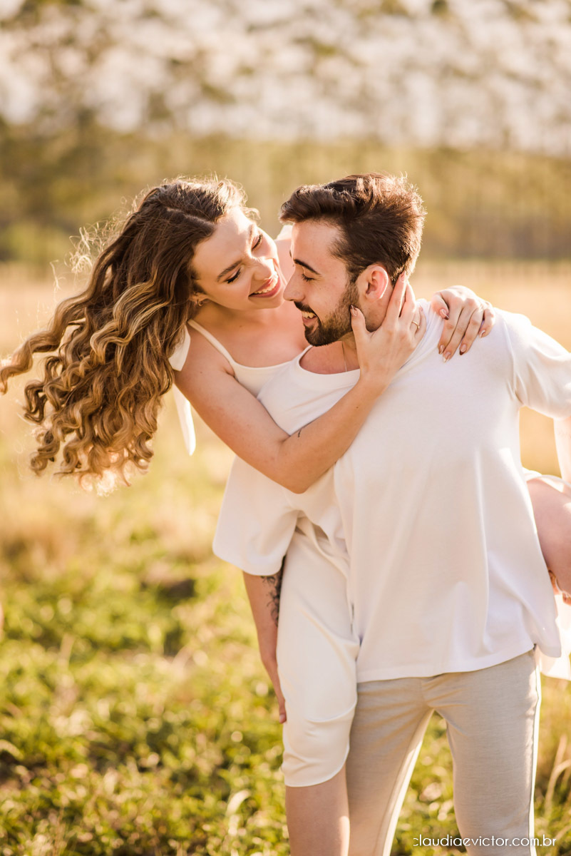Ensaio casal realizado por fotógrafos de casamento de vila velha espirito santo com por do sol num pre wedding na fazenda roncetti serra es poses para casal