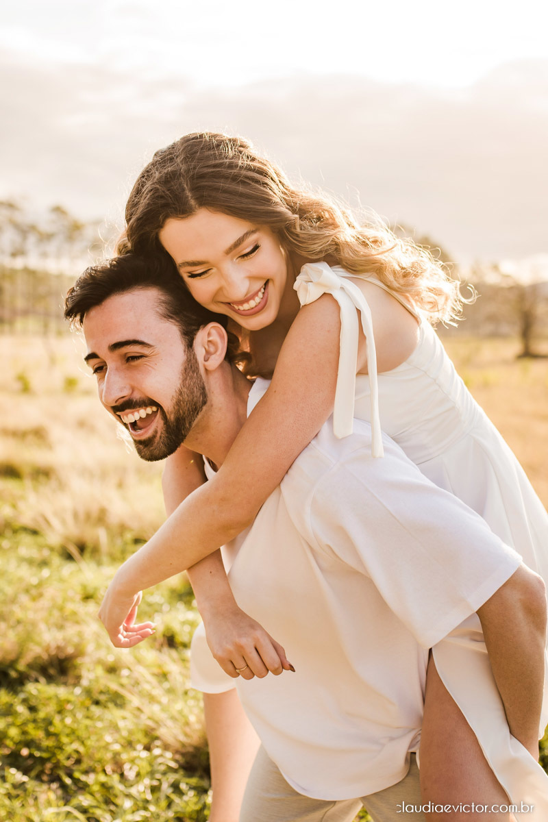 Ensaio casal realizado por fotógrafos de casamento de vila velha espirito santo com por do sol num pre wedding na fazenda roncetti serra es poses para casal