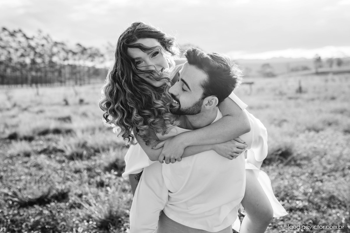 Ensaio casal realizado por fotógrafos de casamento de vila velha espirito santo com por do sol num pre wedding na fazenda roncetti serra es poses para casal