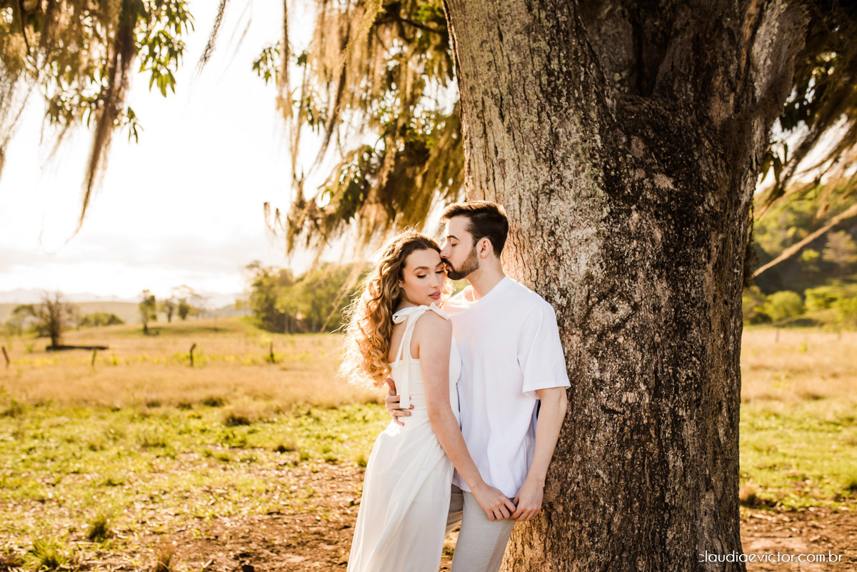 Ensaio casal realizado por fotógrafos de casamento de vila velha espirito santo com por do sol num pre wedding na fazenda roncetti serra es poses para casal