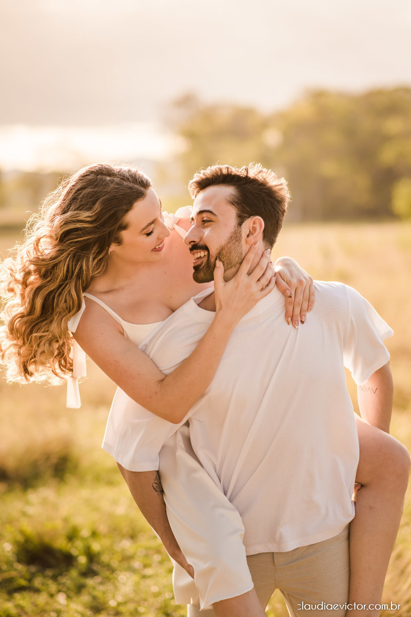 Ensaio casal realizado por fotógrafos de casamento de vila velha espirito santo com por do sol num pre wedding na fazenda roncetti serra es poses para casal