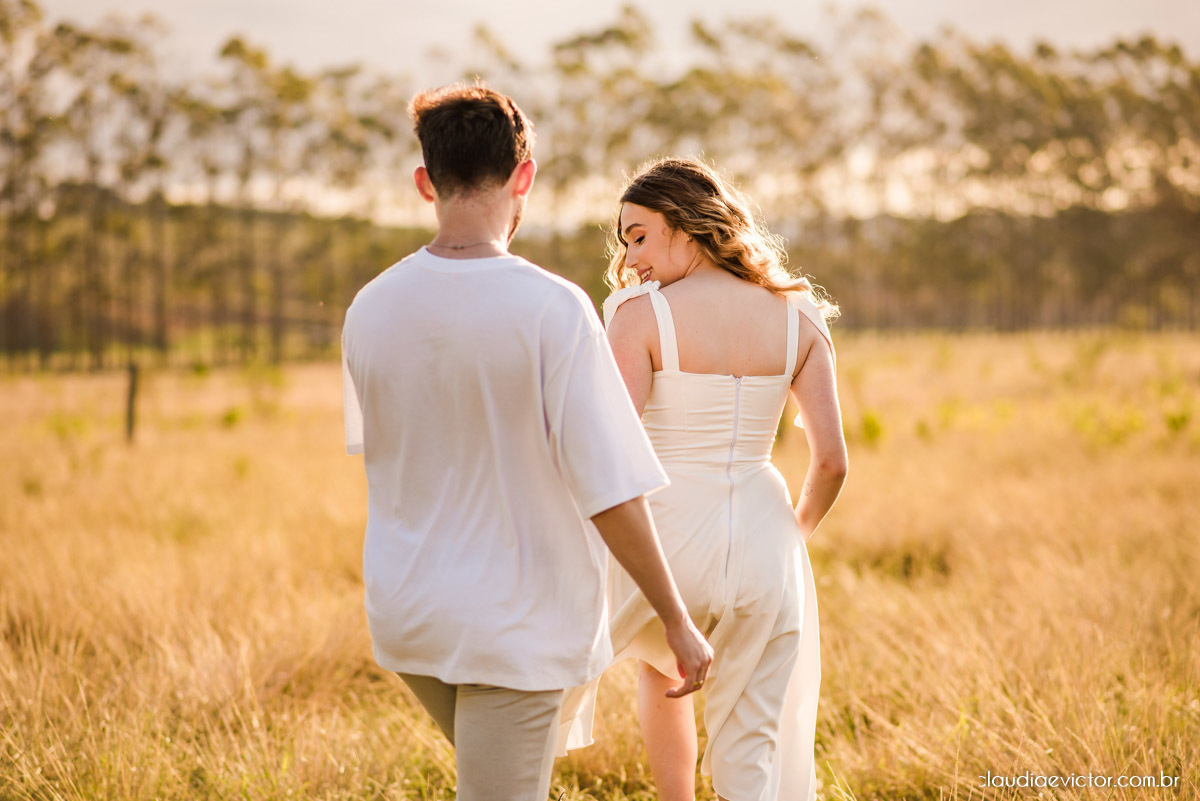 Ensaio casal realizado por fotógrafos de casamento de vila velha espirito santo com por do sol num pre wedding na fazenda roncetti serra es poses para casal