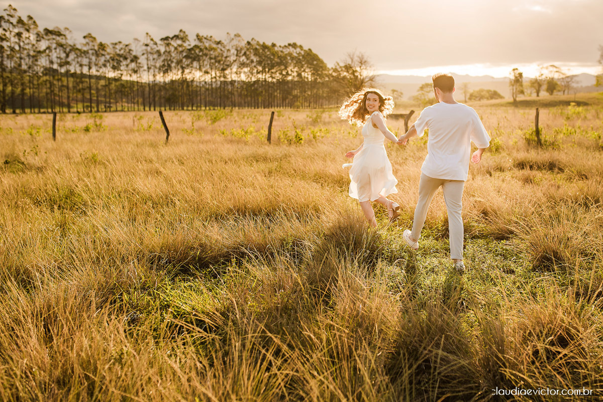 Ensaio casal realizado por fotógrafos de casamento de vila velha espirito santo com por do sol num pre wedding na fazenda roncetti serra es poses para casal