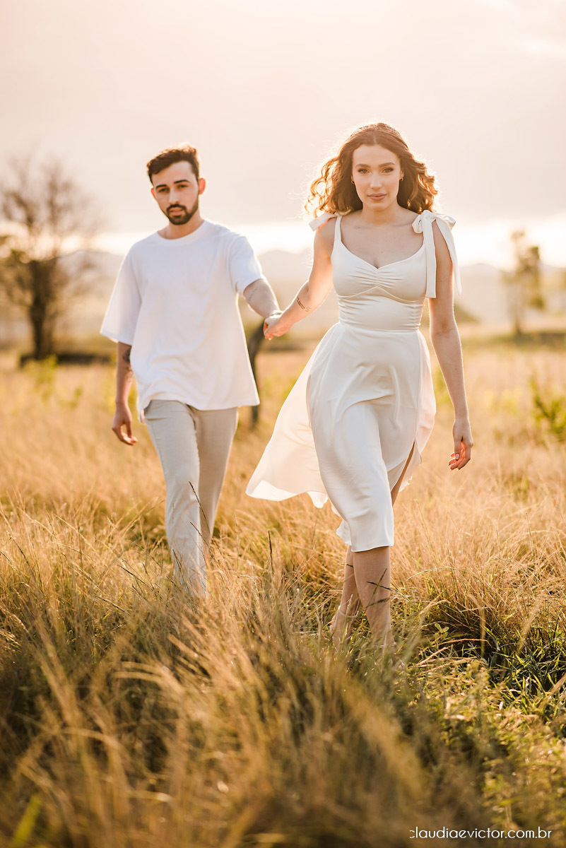 Ensaio casal realizado por fotógrafos de casamento de vila velha espirito santo com por do sol num pre wedding na fazenda roncetti serra es poses para casal
