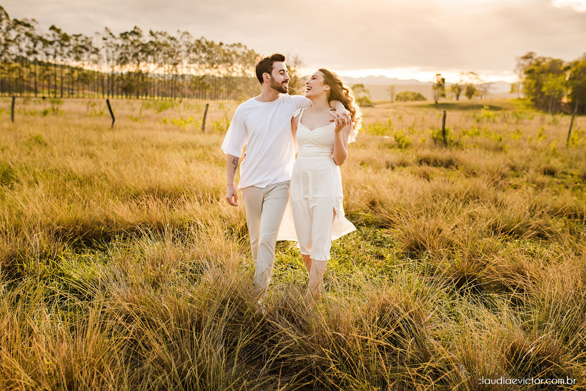 Ensaio casal realizado por fotógrafos de casamento de vila velha espirito santo com por do sol num pre wedding na fazenda roncetti serra es poses para casal
