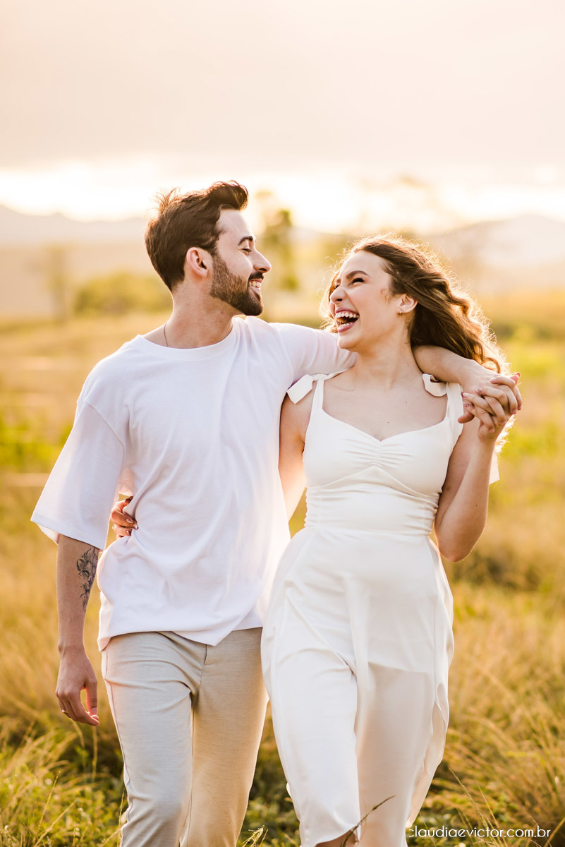 Ensaio casal realizado por fotógrafos de casamento de vila velha espirito santo com por do sol num pre wedding na fazenda roncetti serra es poses para casal
