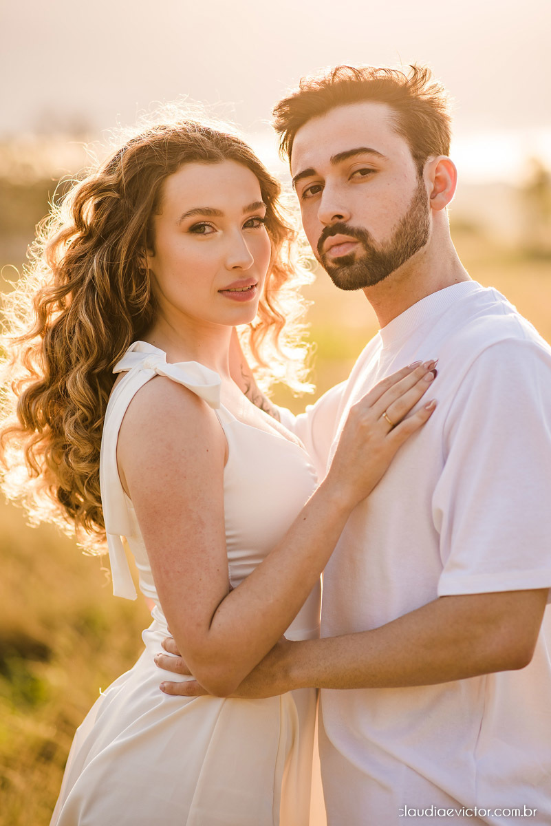 Ensaio casal realizado por fotógrafos de casamento de vila velha espirito santo com por do sol num pre wedding na fazenda roncetti serra es poses para casal