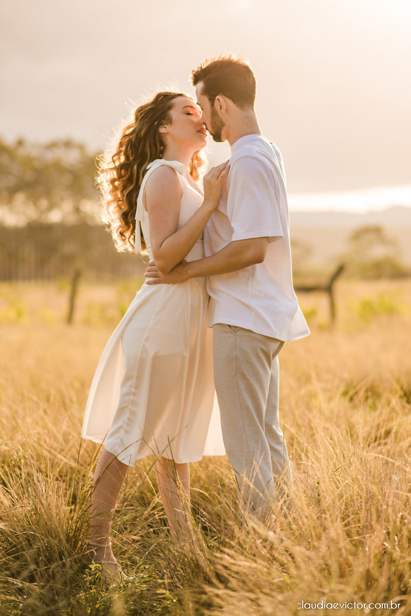 Ensaio casal realizado por fotógrafos de casamento de vila velha espirito santo com por do sol num pre wedding na fazenda roncetti serra es poses para casal