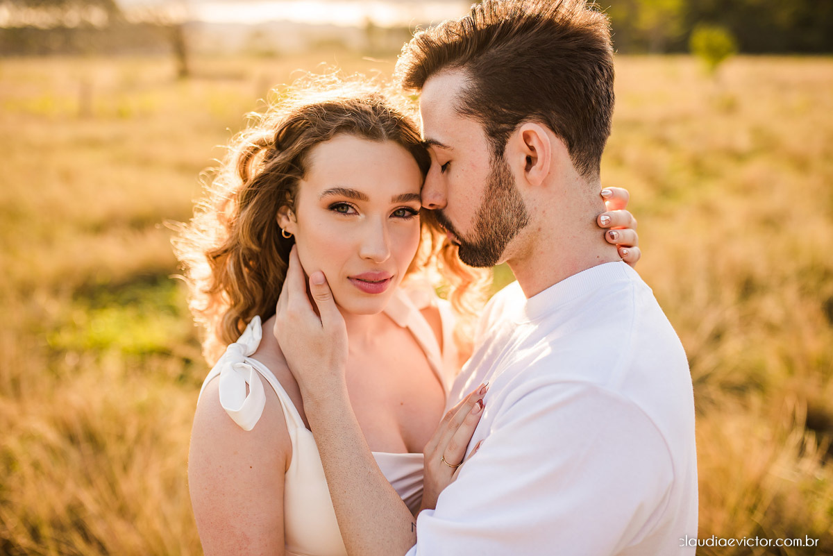 Ensaio casal realizado por fotógrafos de casamento de vila velha espirito santo com por do sol num pre wedding na fazenda roncetti serra es poses para casal