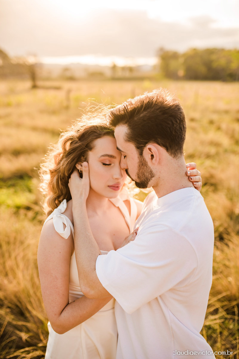 Ensaio casal realizado por fotógrafos de casamento de vila velha espirito santo com por do sol num pre wedding na fazenda roncetti serra es poses para casal