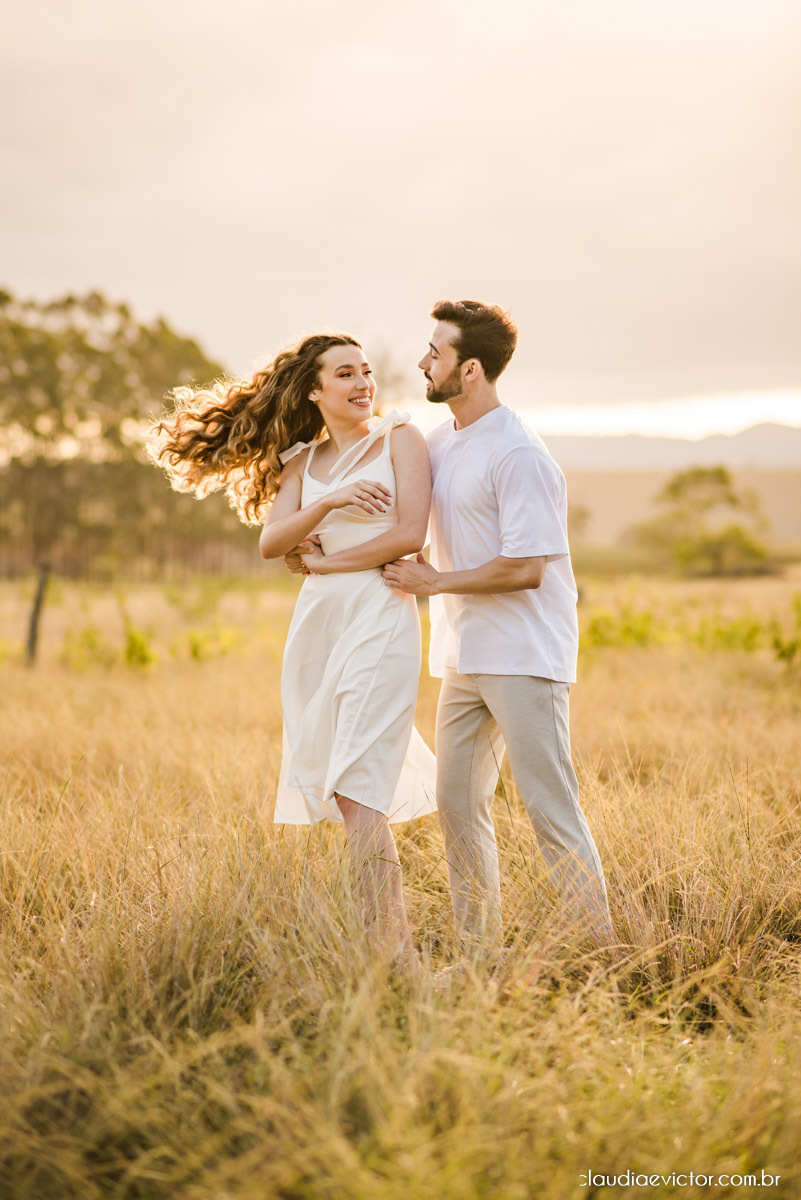 Ensaio casal realizado por fotógrafos de casamento de vila velha espirito santo com por do sol num pre wedding na fazenda roncetti serra es poses para casal