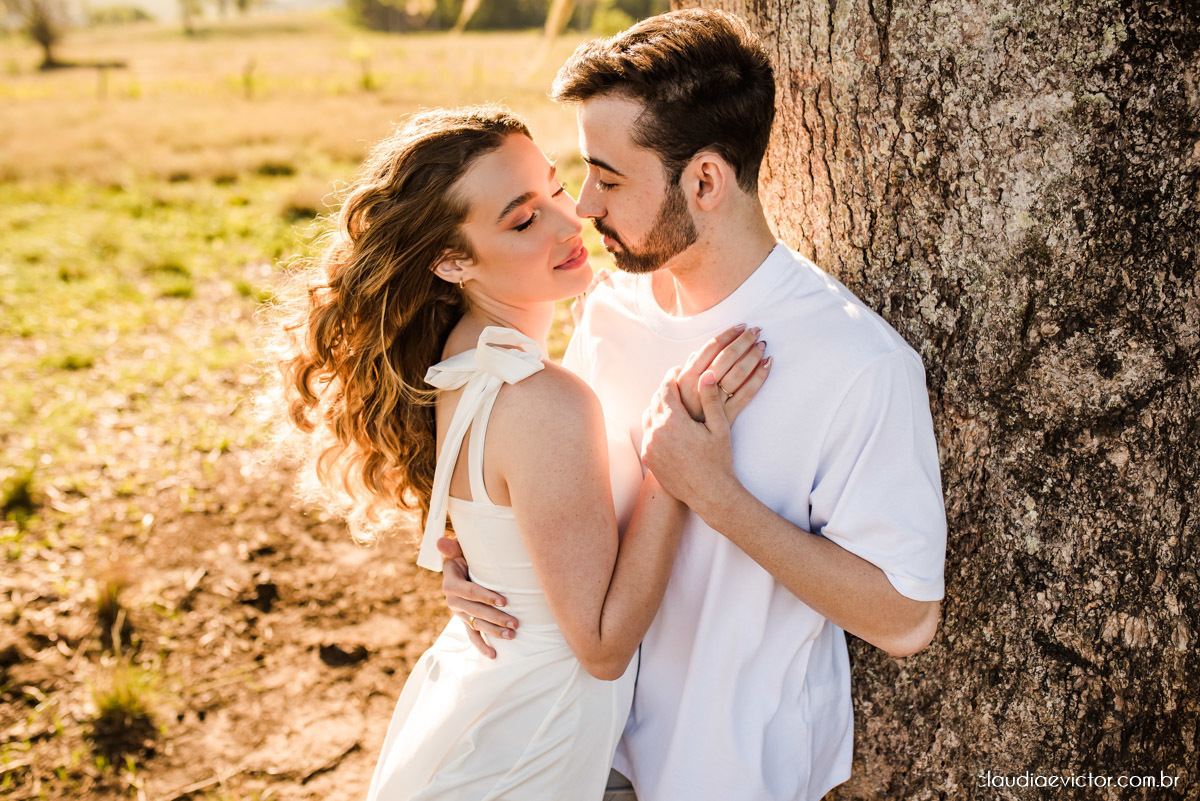 Ensaio casal realizado por fotógrafos de casamento de vila velha espirito santo com por do sol num pre wedding na fazenda roncetti serra es poses para casal