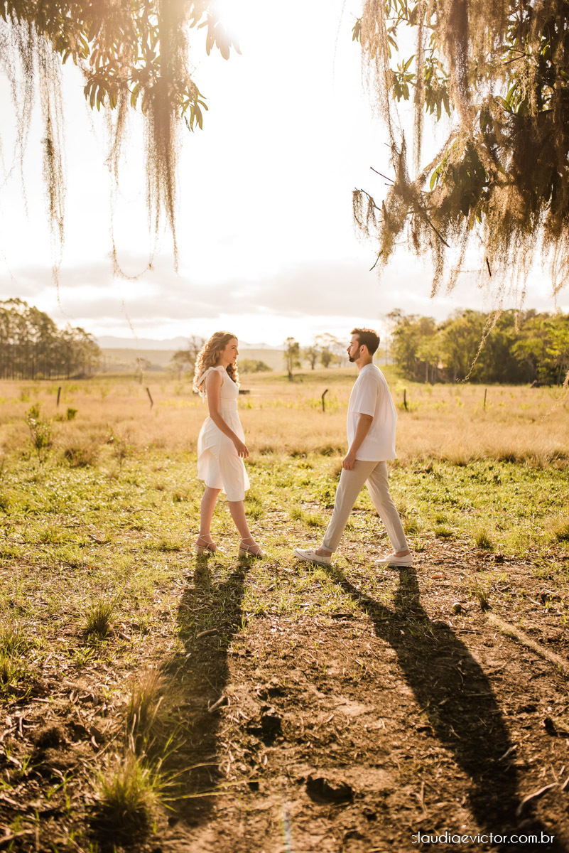 Ensaio casal realizado por fotógrafos de casamento de vila velha espirito santo com por do sol num pre wedding na fazenda roncetti serra es poses para casal