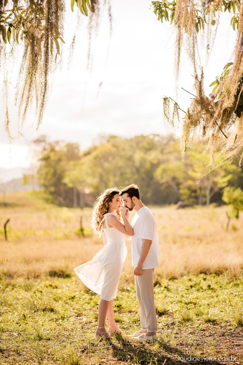 Ensaio casal realizado por fotógrafos de casamento de vila velha espirito santo com por do sol num pre wedding na fazenda roncetti serra es poses para casal