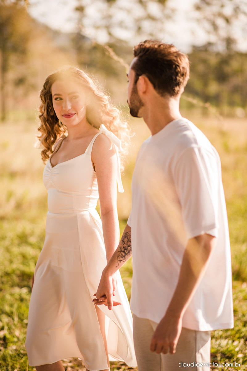 Ensaio casal realizado por fotógrafos de casamento de vila velha espirito santo com por do sol num pre wedding na fazenda roncetti serra es poses para casal