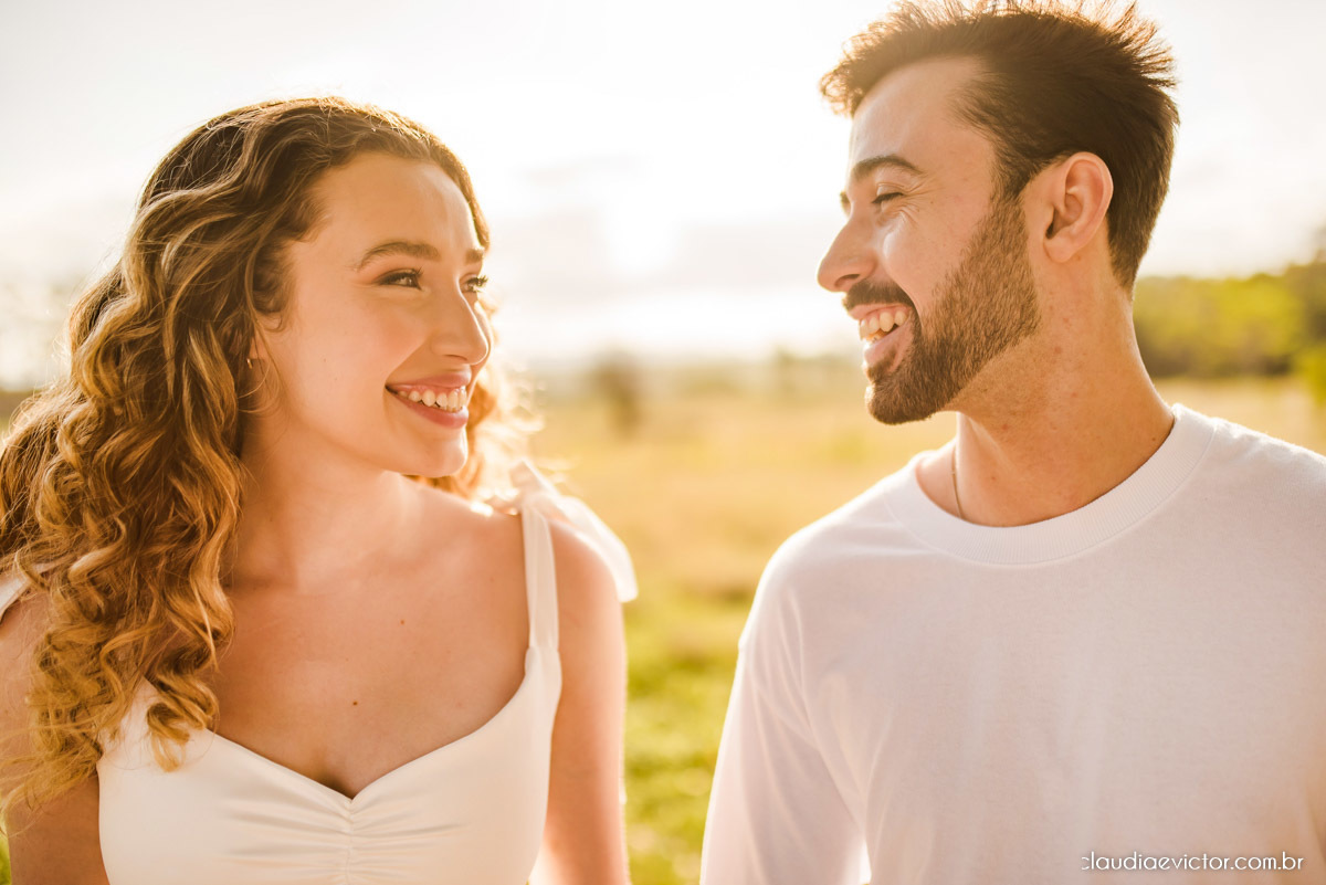 Ensaio casal realizado por fotógrafos de casamento de vila velha espirito santo com por do sol num pre wedding na fazenda roncetti serra es poses para casal