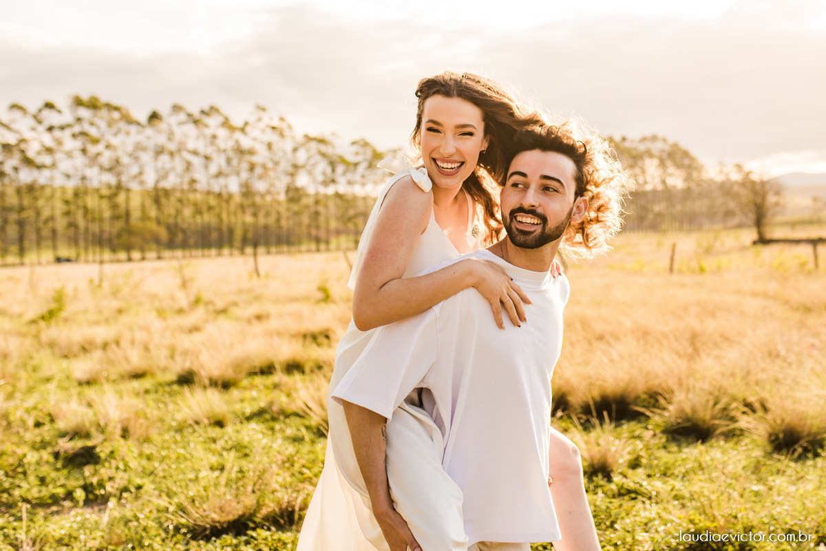 Ensaio casal realizado por fotógrafos de casamento de vila velha espirito santo com por do sol num pre wedding na fazenda roncetti serra es poses para casal