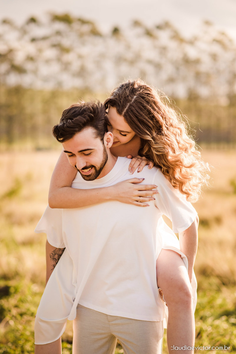Ensaio casal realizado por fotógrafos de casamento de vila velha espirito santo com por do sol num pre wedding na fazenda roncetti serra es poses para casal