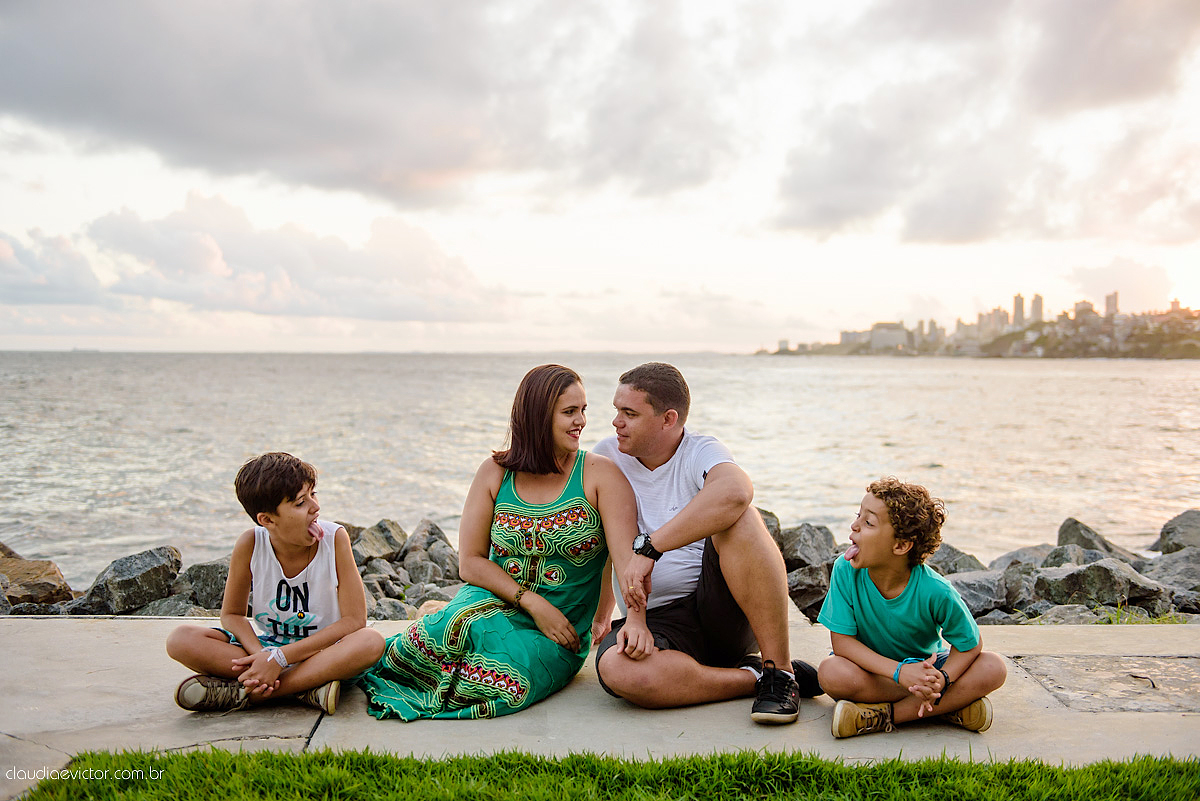 ensaio de bodas com casal realizado em Salvador, Bahia, por fotógrafos de casamento de Vila Velha fotógrafos de casamento de Vitória fotógrafos de casamento de Serra ES na Igreja do Senho do Bonfim Ponta do Humaitá e com por do sol no Rio Vermelho