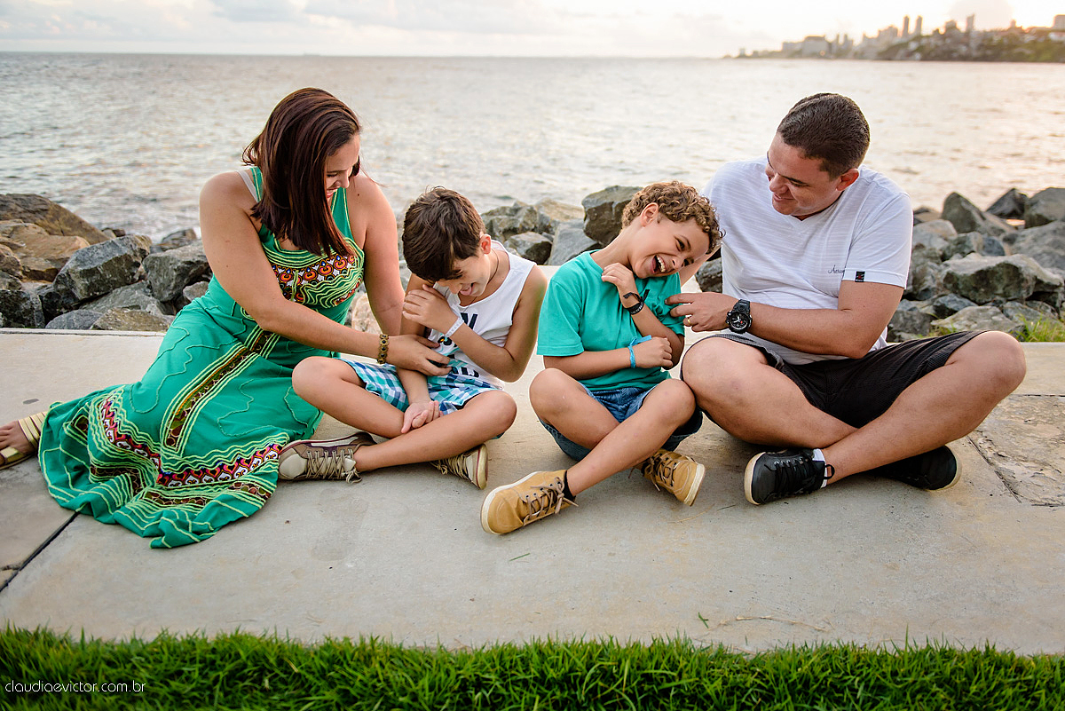 ensaio de bodas com casal realizado em Salvador, Bahia, por fotógrafos de casamento de Vila Velha fotógrafos de casamento de Vitória fotógrafos de casamento de Serra ES na Igreja do Senho do Bonfim Ponta do Humaitá e com por do sol no Rio Vermelho