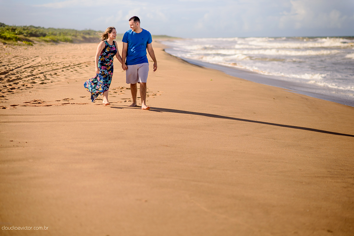 fotografos de Vila Velha fotografos de Vitória fotografos de Serra ES claudia e victor fotografias. Fotografam ensaio pre wedding Noivos feliz se preparando para o casamento no ensaio teve por do sol lindo e fotos espontâneas